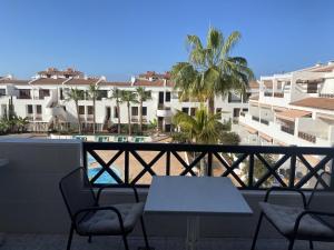 A balcony or terrace at Victoria Court Apartment 13A2