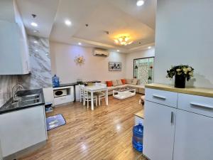 une cuisine et un salon avec une table dans l'établissement BOM HOMES- VINHOMES TIMES CITY -3BR- LUXURY APt, à Hanoï
