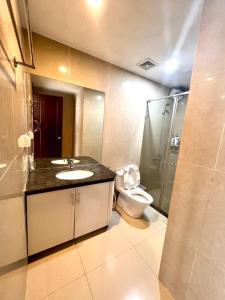 ein Bad mit einem Waschbecken und einem WC in der Unterkunft BOM HOMES- VINHOMES TIMES CITY -3BR- LUXURY APt in Hanoi