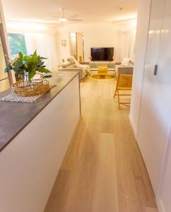 une cuisine et un salon avec un comptoir et un salon dans l'établissement Coolum Sands Beachside Apartment, à Coolum Beach