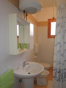 A bathroom at Villa with garden close to Bibione beach - Beahost