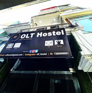 瑞詩凱詩的住宿－OLT HOSTEL，建筑物一侧的标志