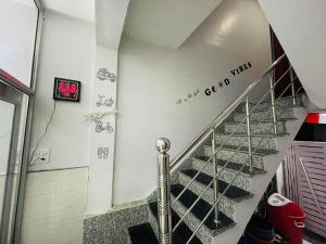 瑞詩凱詩的住宿－OLT HOSTEL，墙上涂鸦的浴室里的楼梯