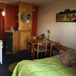 1 dormitorio con cama, mesa y escritorio en Nice Flat Le Varet Arcs 2000, en Arc 2000