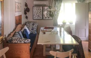 Stunning Home In Rimforsa With Wifi في Rimforsa: غرفة معيشة مع طاولة وأريكة
