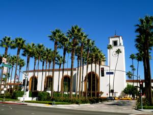 un edificio con una torre de reloj y palmeras en Metro Plaza Hotel, en Los Ángeles