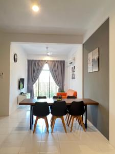 uma sala de jantar com mesa e cadeiras em The Sweet Escape @ Imperio Professional Suite em Alor Setar