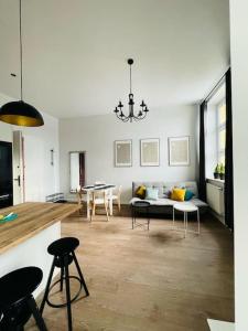 sala de estar con sofá y mesa en Lawendowy - Apartamenty Smart Projekt en Tarnów