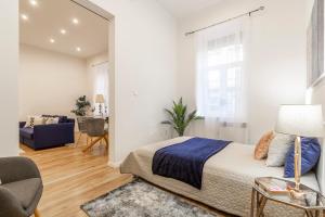 En eller flere senge i et værelse på Stylish Luxury Apartment by ANNA