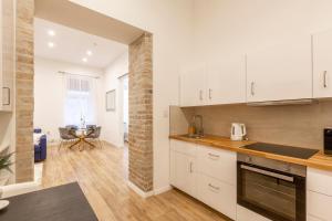 Køkken eller tekøkken på Stylish Luxury Apartment by ANNA