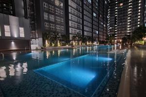 - une grande piscine en ville la nuit dans l'établissement Homestay by FAS Home Canopy Hills Kajang, à Kajang