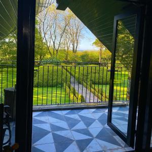 - Vistas al patio a través de una puerta de cristal en The Old Bushmills Barn, en Bushmills