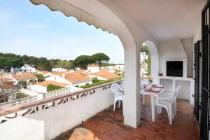A balcony or terrace at Flor casa con piscina privada