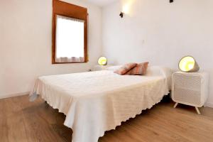 A bed or beds in a room at Flor casa con piscina privada Még 12 kép