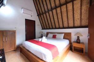 een slaapkamer met een groot wit bed in een kamer bij RedDoorz at Ocean 2 Gili Trawangan in Gili Trawangan