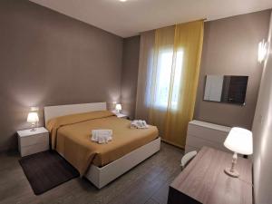 una piccola camera con letto e televisore di Casa Belfiore Vicenza Martiri di Belfiore 23 a Vicenza