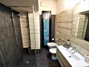 W łazience znajduje się toaleta, umywalka i prysznic. w obiekcie Casa Belfiore Vicenza Martiri di Belfiore 23 w mieście Vicenza