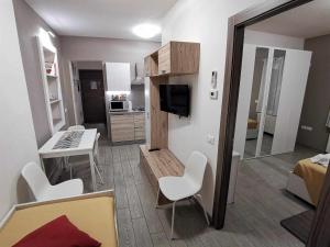 Apartamento pequeño con sala de estar y cocina. en Casa Belfiore Vicenza Martiri di Belfiore 23, en Vicenza