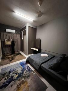 una camera da letto con un letto e una televisione di Totoi Melaka a Malacca