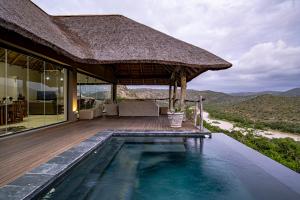 una casa con piscina y techo en Huntshoek Lodge, en Grahamstown