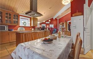 Restoran või mõni muu söögikoht majutusasutuses 4 Bedroom Awesome Home In Egernsund