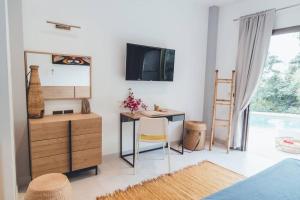 1 dormitorio con escritorio, tocador y espejo en MAGNIFICENT SOUL VILLA, en Chaloklum