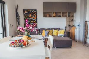 una sala de estar con una mesa blanca con comida. en MAGNIFICENT SOUL VILLA, en Chaloklum 11 fotos más