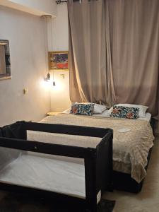 マラケシュにあるLuxueux appartement Marrakech au cœur de l hivernageのベッドルーム1室(ベッド2台、カーテン付)