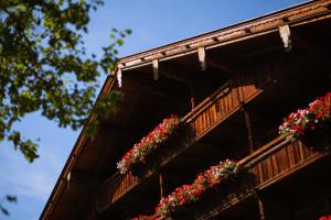a balcony with flower boxes on the side of a building at Hotel Zur Post in Alpbach