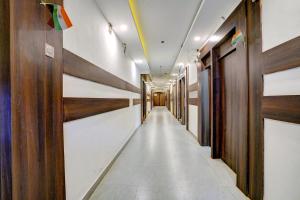 FabExpress Diamond I في مومباي: ممر في مبنى مكتب مع جدران خشبية