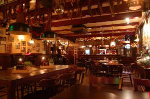 Lounge nebo bar v ubytování Stadsherberg 'Het Wapen van IJlst'