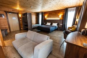 uma sala de estar com um sofá e uma cama em Lighthouse-Inn em Gardur