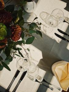 a table with wine glasses and a bouquet of flowers at Hotel Zur Post in Alpbach