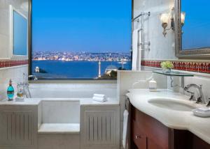 Koupelna v ubytování The Ritz-Carlton, Istanbul at the Bosphorus