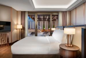 Postel nebo postele na pokoji v ubytování The Ritz-Carlton, Istanbul at the Bosphorus