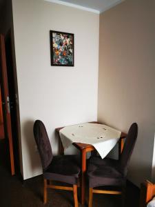 a small table and two chairs in a room at Hotel Zabawa in Zabawa