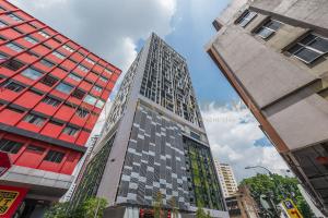 ein hohes Gebäude mitten in einer Stadt in der Unterkunft Chambers Premier Suites Kuala Lumpur in Kuala Lumpur