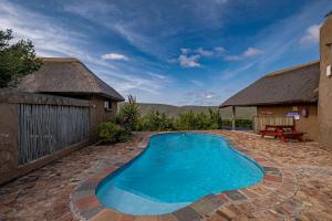 a swimming pool in the yard of a house at Huntshoek Lodge in Grahamstown