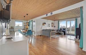 Μια τηλεόραση ή/και κέντρο ψυχαγωγίας στο Holiday Home Bredmaj