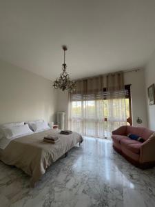 1 dormitorio con cama, sofá y lámpara de araña en LT SAX, en Bari