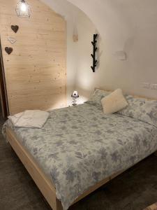 ポンテ・ディ・レーニョにあるChalet Sweet Mountainの木製の壁のベッドルーム1室(ベッド1台付)