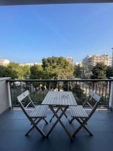 balcón con mesa de picnic y 2 sillas en LT SAX, en Bari