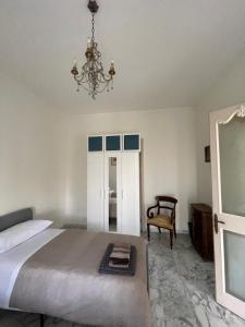 Un dormitorio con una cama grande y una lámpara de araña. en LT SAX, en Bari