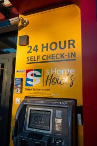 einer Gaspumpe mit einem Check-in-Automaten für 1 Stunde in der Unterkunft sHome Hotel Graz - Self-Check-in & free parking in Graz