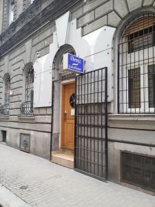ブダペストにあるDeniz Guesthouseの建物前門看板