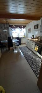 cocina y comedor con mesa y sillas en Haus Waldblick, 