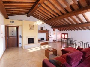 sala de estar con sofá y chimenea en Casa privata immersa nel verde con giardino e piscina, ad Assisi, en Mora