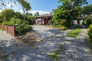 una entrada frente a una casa en Beautiful Family home, en Doveton