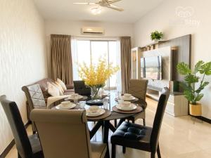 sala de estar con mesa de comedor con sillas en Seaview Suite SS Melaka by BetaStay, en Melaka