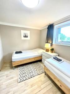 um quarto com duas camas e uma janela em Apartment Jenny em HoÅ¡Å¥ka